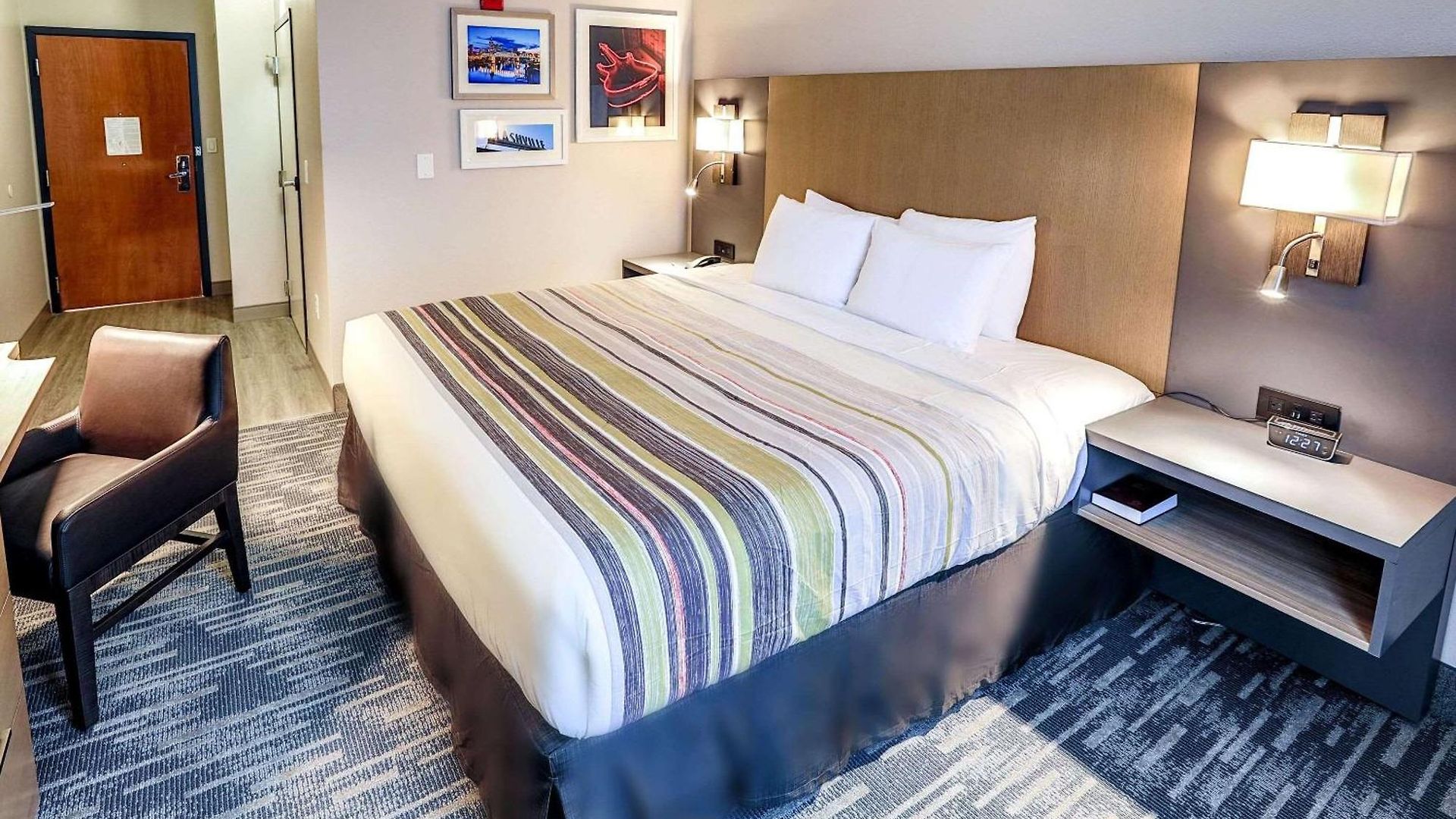 Hotel Country & By Radisson Airport Tn