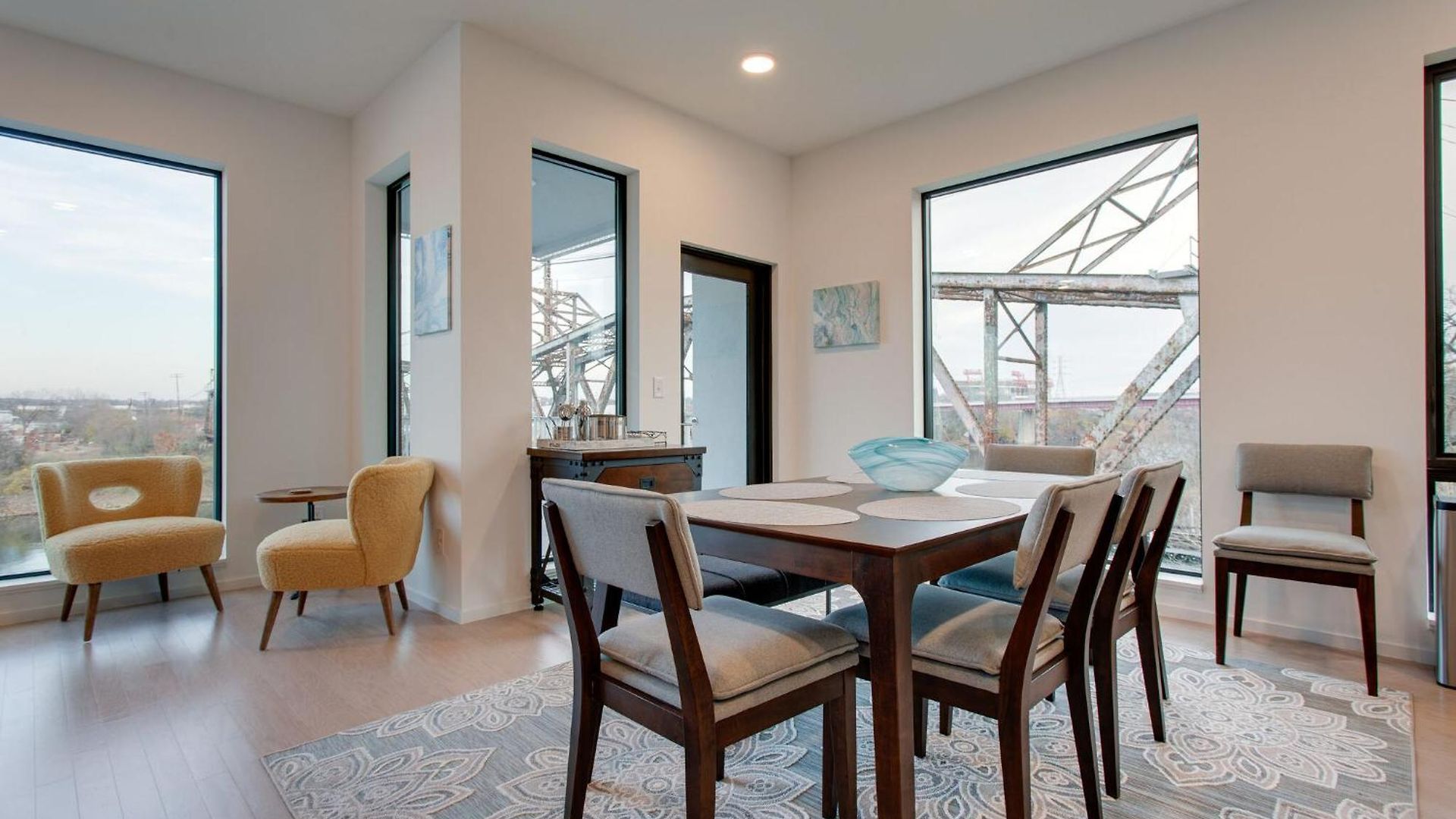 The Riverfront Vip - Walk To Broadway & Nissan Stadium - Free Garage Apartment *