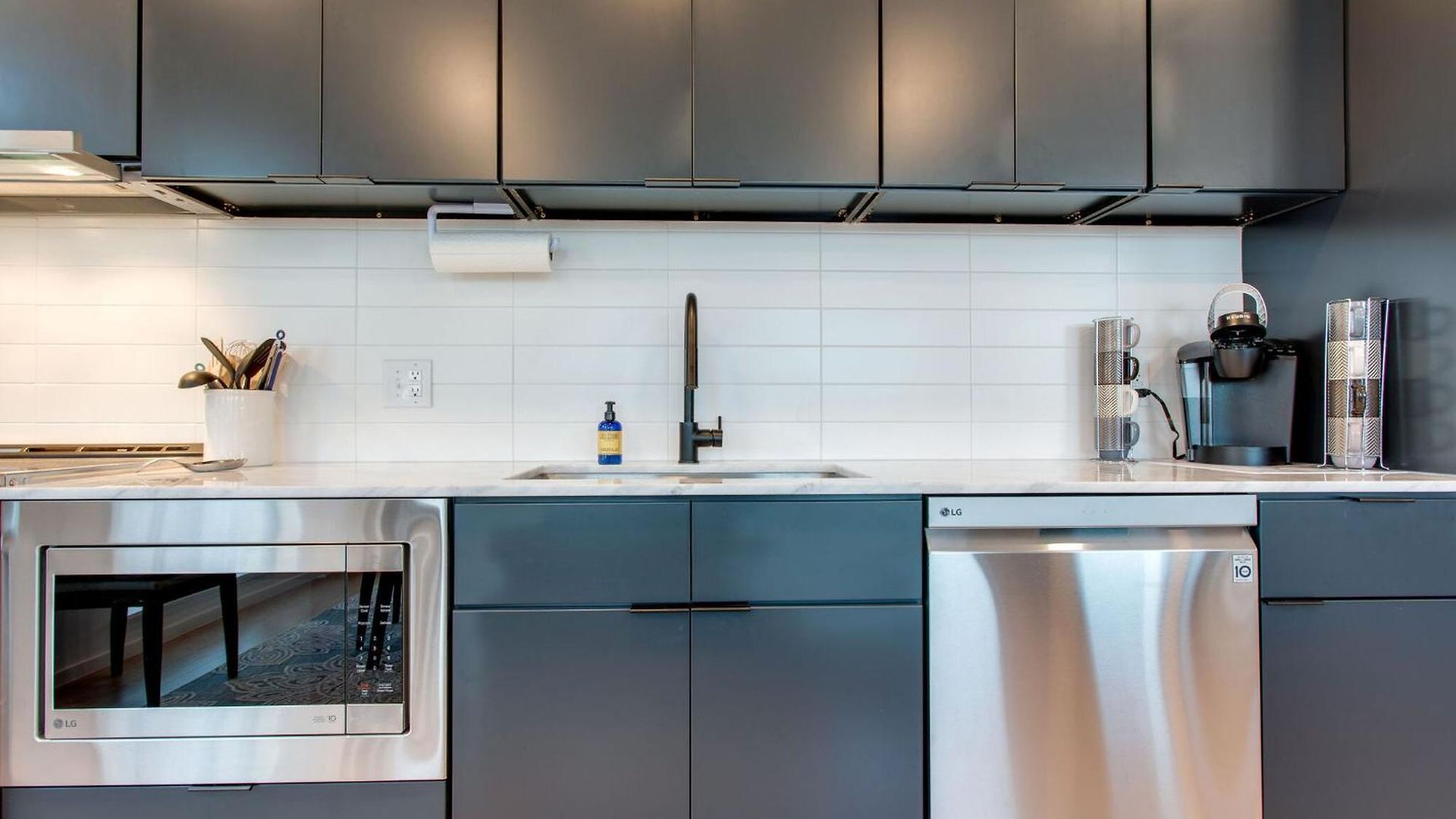The Riverfront Vip - Walk To Broadway & Nissan Stadium - Free Garage Apartment