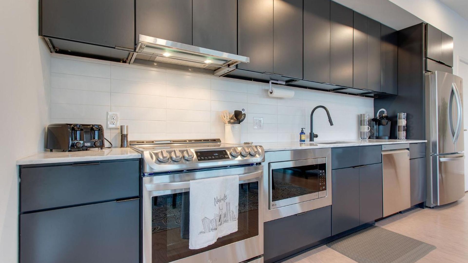 The Riverfront Vip - Walk To Broadway & Nissan Stadium - Free Garage Apartment *