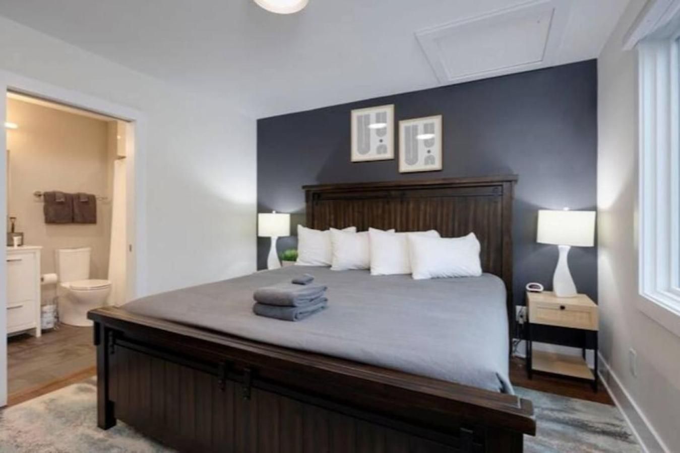 Modern Townhome, Large Game Room, 10min To Downtown! Sleeps 10!