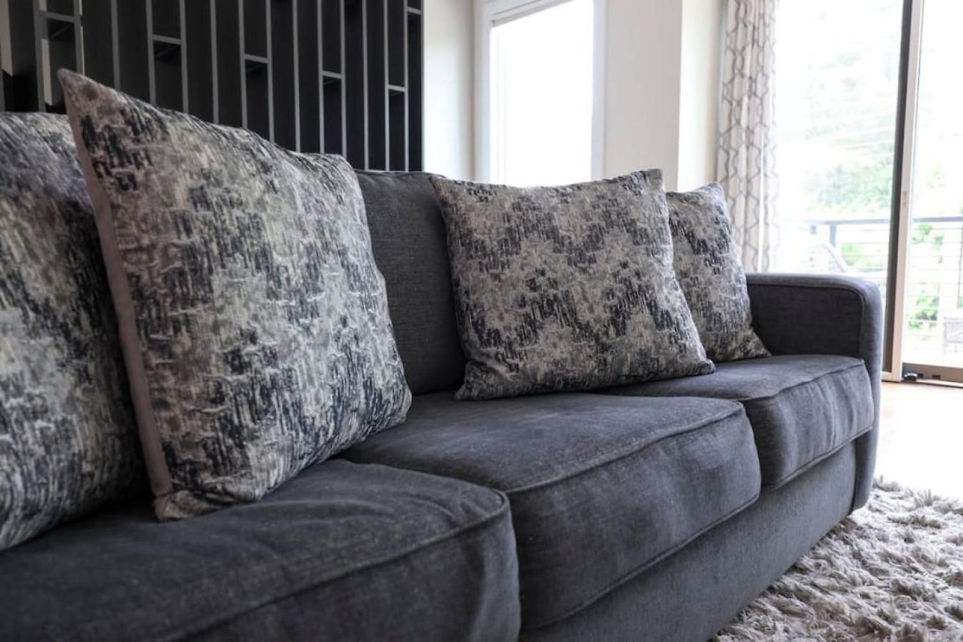 Modern Townhome, Large Game Room, 10min To Downtown! Sleeps 10! * Nashville