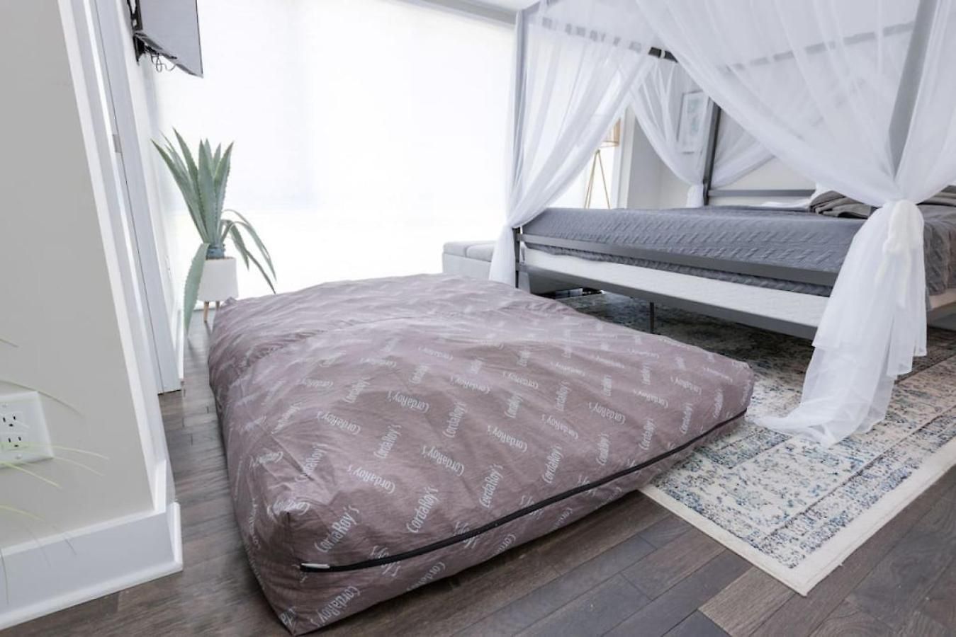 Modern Townhome, Large Game With Ping Pong, 10min To Downtown! Sleeps 10!