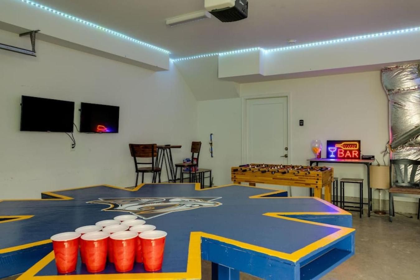 Holiday home Modern Townhome, Large Game With Ping Pong, 10min To Downtown! Sleeps 10! Nashville