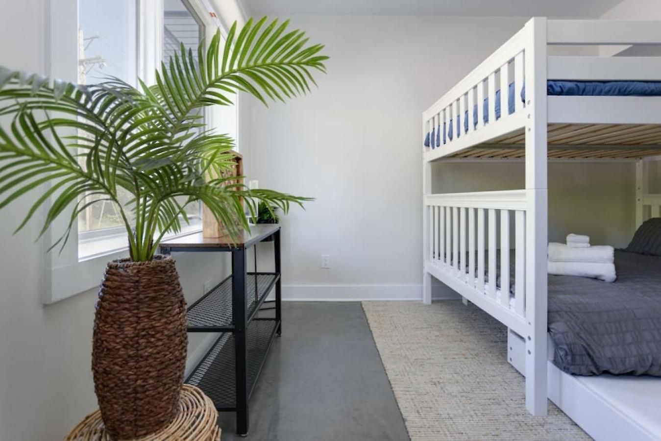 Modern Townhome, Large Game With Ping Pong, 10min To Downtown! Sleeps 10! *