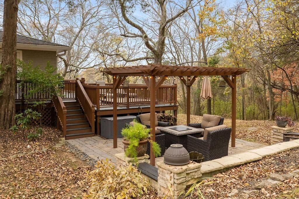 Hillside Hot Tub Hideaway! King Bed / Fire Pit Nashville