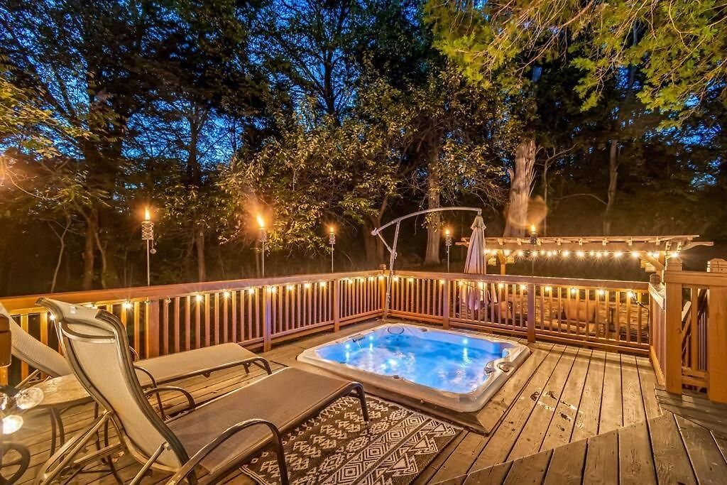 Hillside Hot Tub Hideaway! King Bed / Fire Pit Nashville