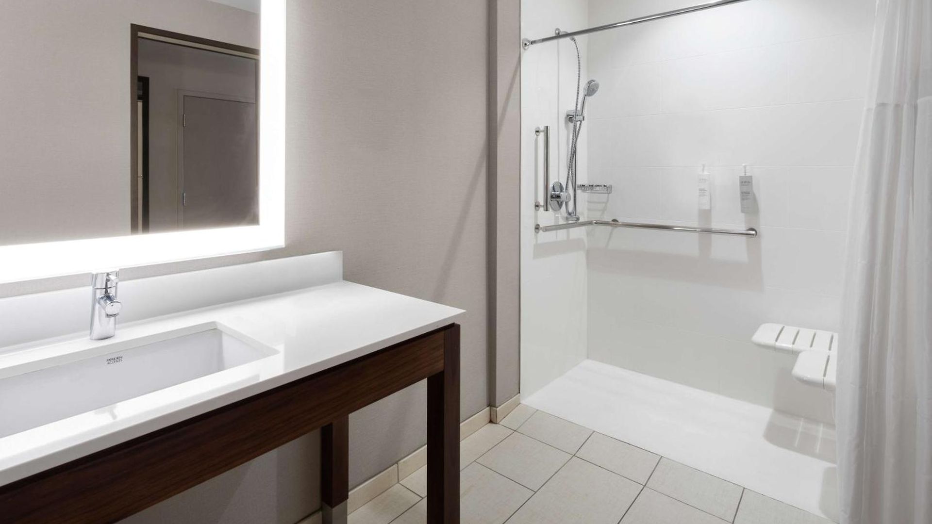 Hotel Hampton By Hilton Airport Century Place 3*