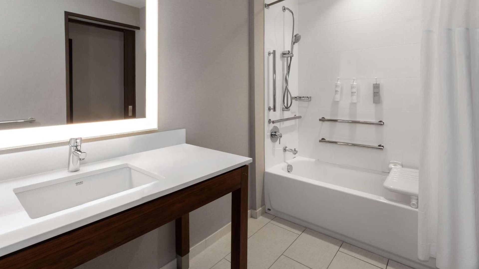 Hampton By Hilton Airport Century Place