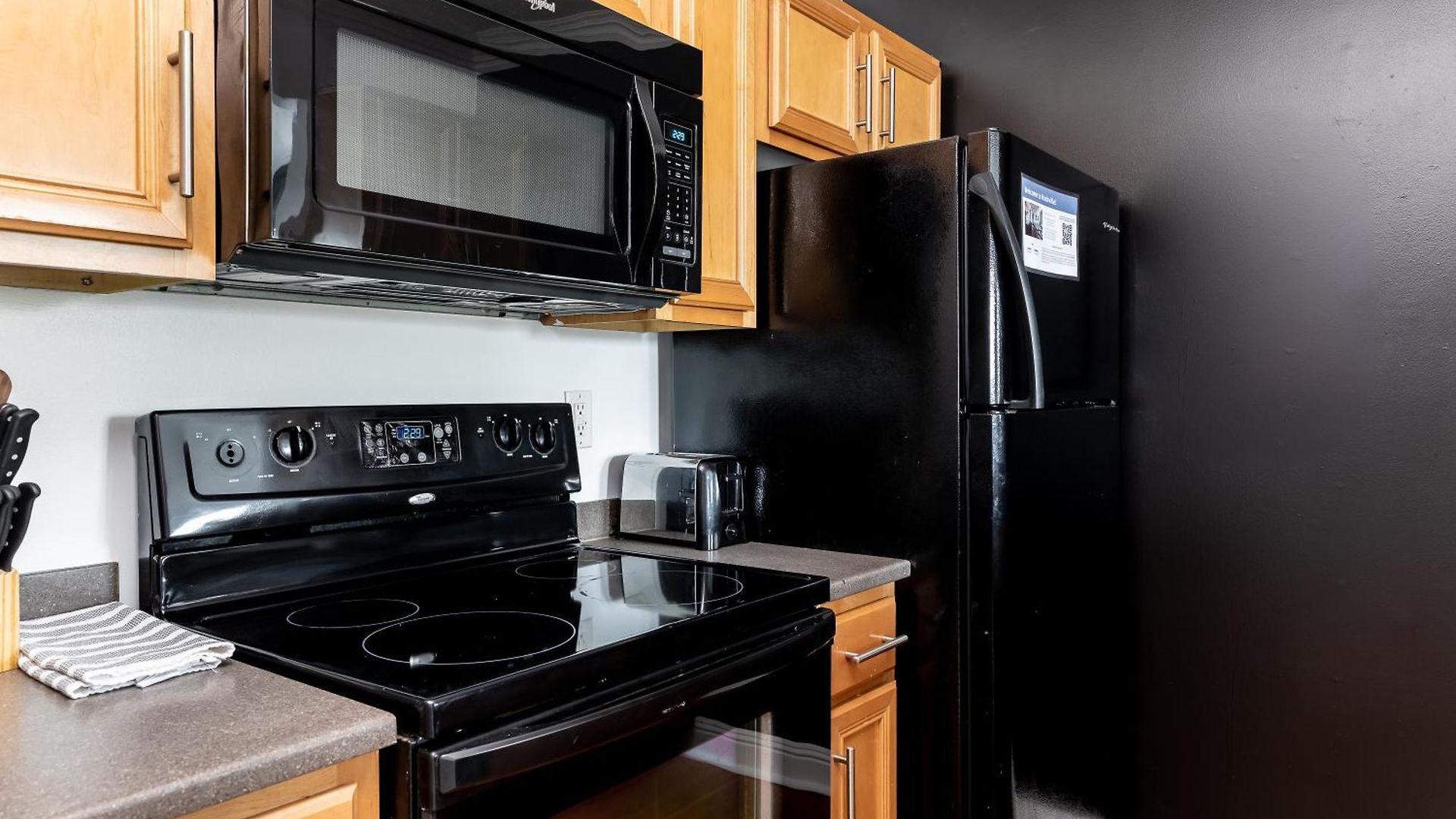 Apartment Walk To Downtown Broadway With Pool, Parking And Patio