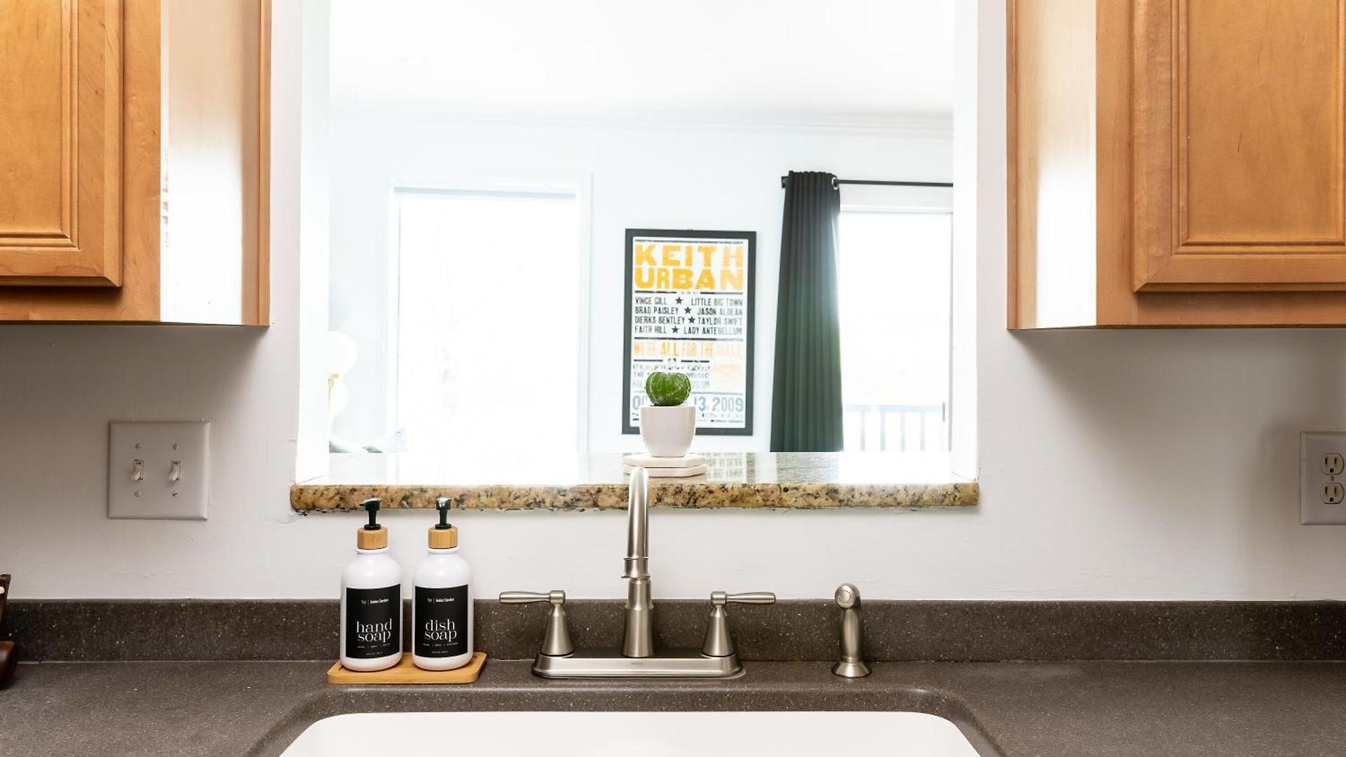 Apartment Walk To Downtown Broadway With Pool, Parking And Patio *