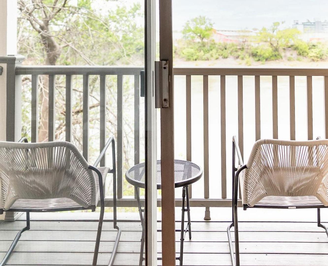 Apartment Walk To Downtown Broadway With Pool, Parking And Patio