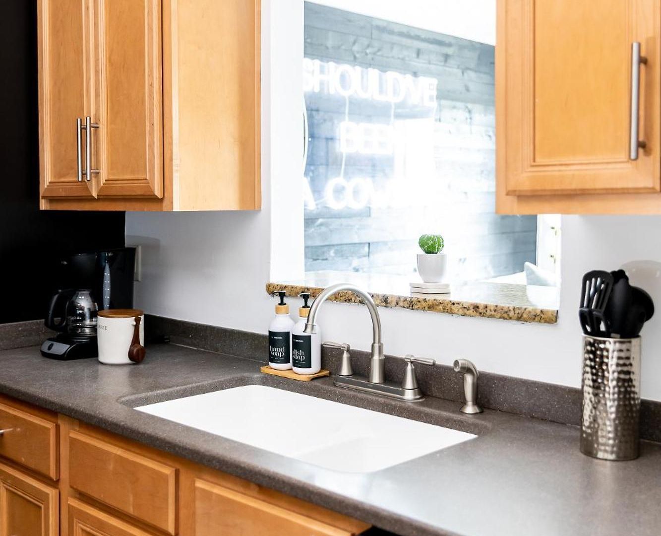 Walk To Downtown Broadway With Pool, Parking And Patio Apartment Nashville