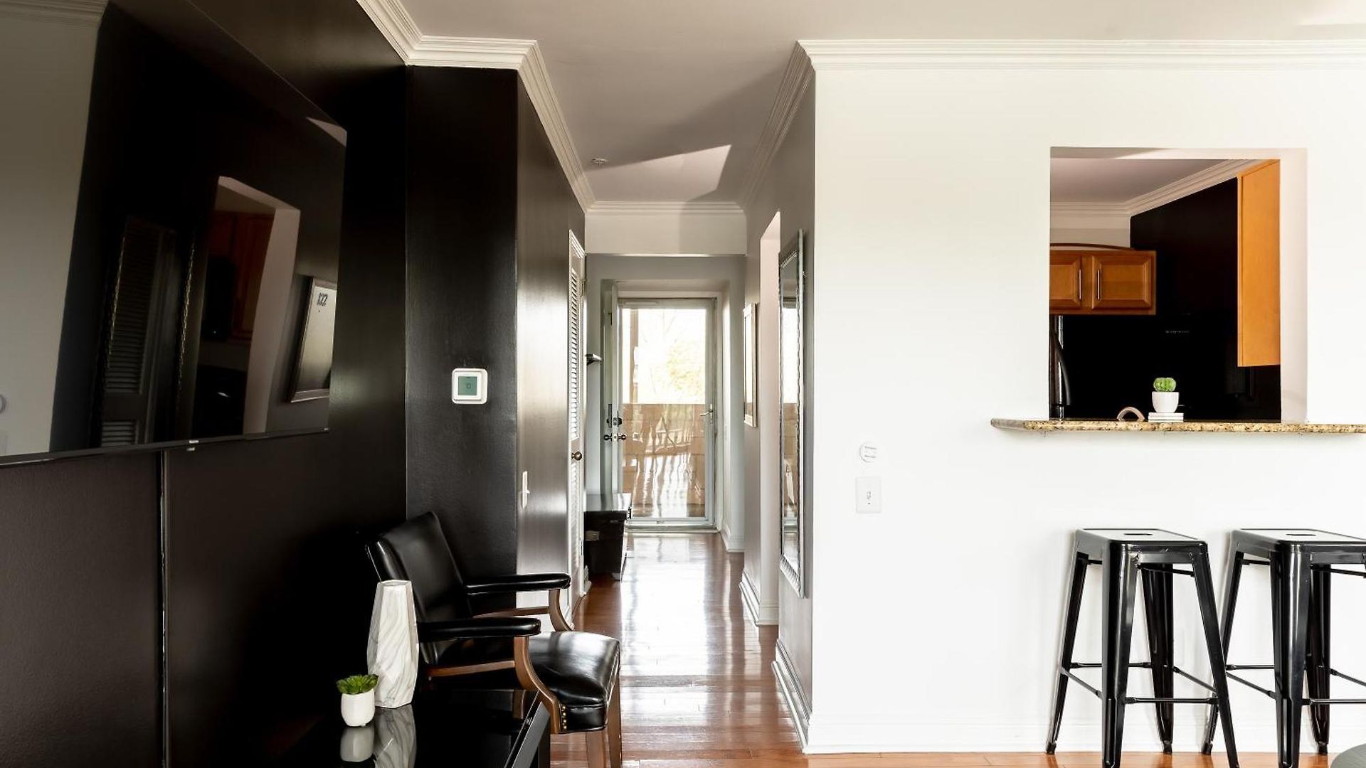 Walk To Downtown Broadway With Pool, Parking And Patio Apartment *