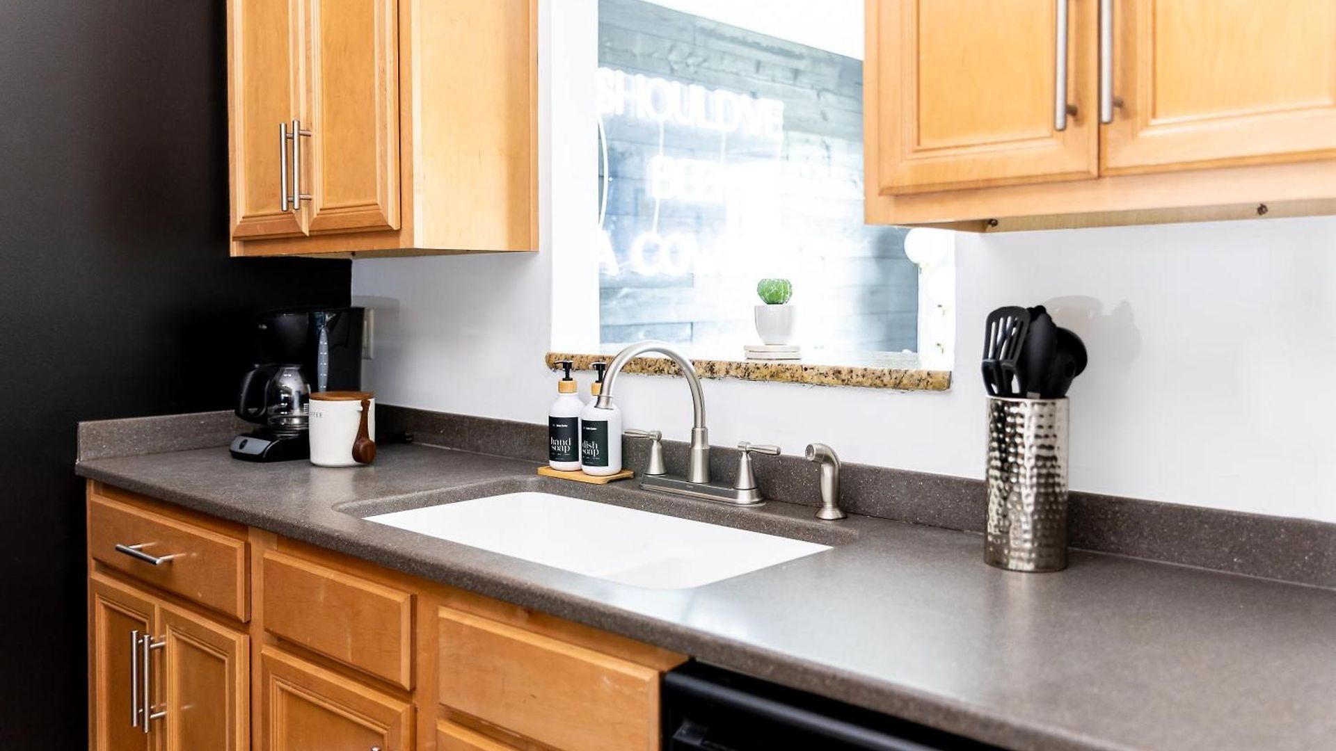 Walk To Downtown Broadway With Pool, Parking And Patio Apartment Nashville