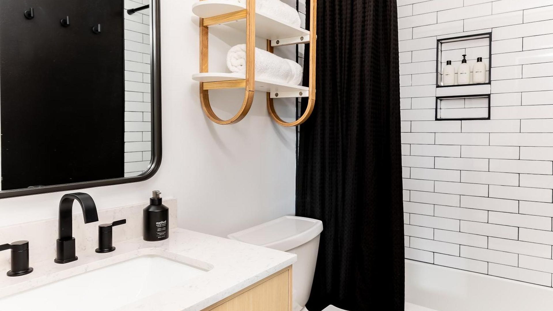 Walk To Downtown Broadway With Pool, Parking And Patio Apartment