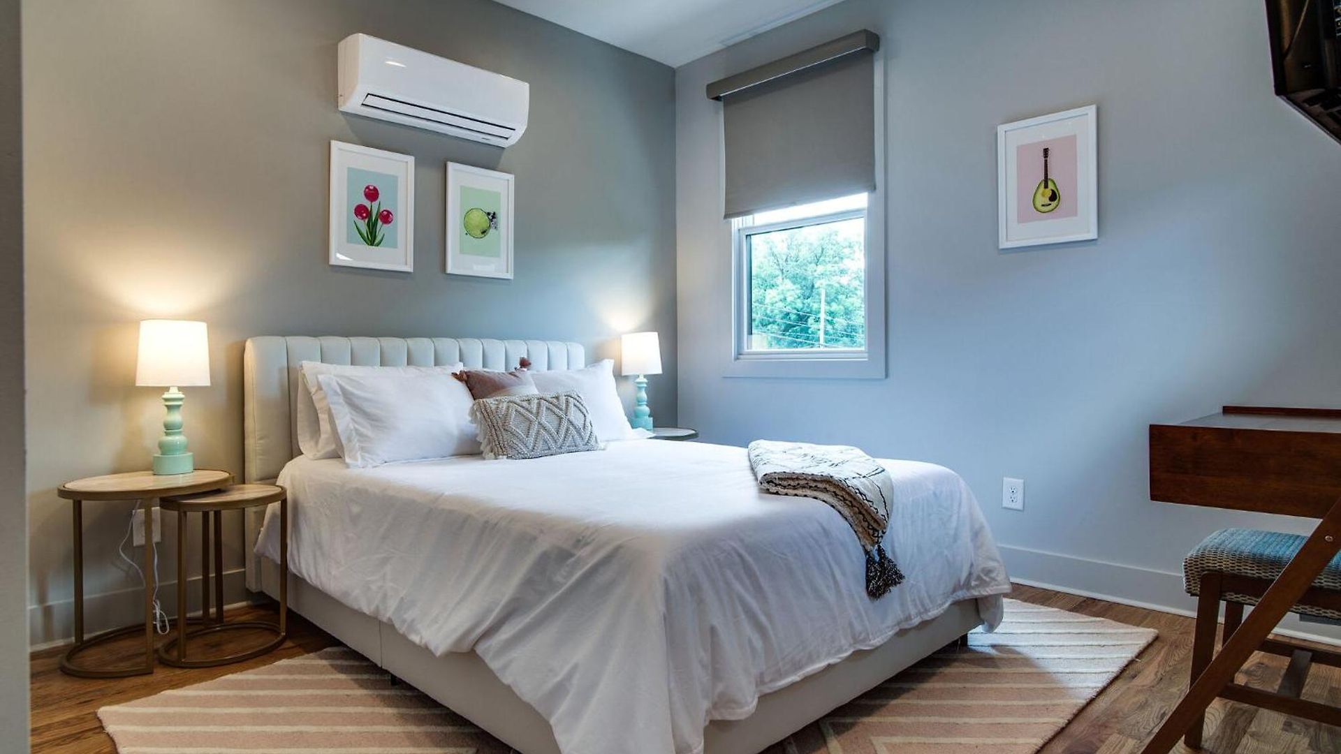 Modern East Gem, Walk To Local Favorites, Cozy Den, Workspace & Smart Tvs, Fully Equipped Kitchen, Garage & Fast Wifi, Near Mas Tacos, Rosepepper & Five Points, 10 Min To Broadway & Nissan Stadium, 24 Hr Hospitality Holiday home Nashville