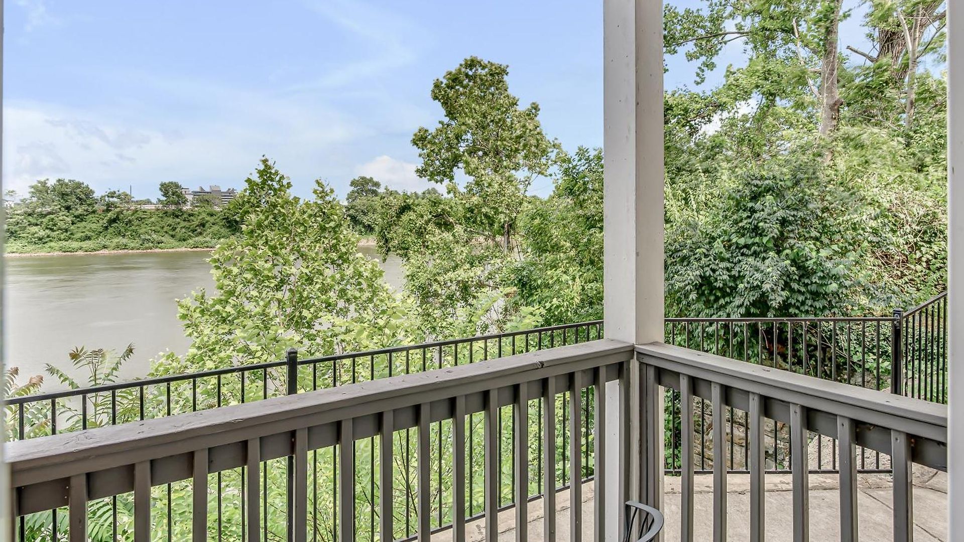 Oasis Walk To Broadway With Pool, Parking, Gym And Patio