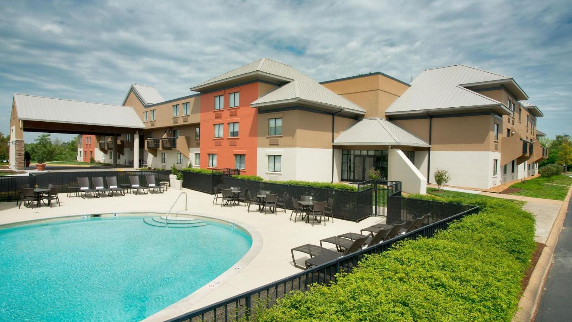 Express Airport By Ihg Hotel 3*
