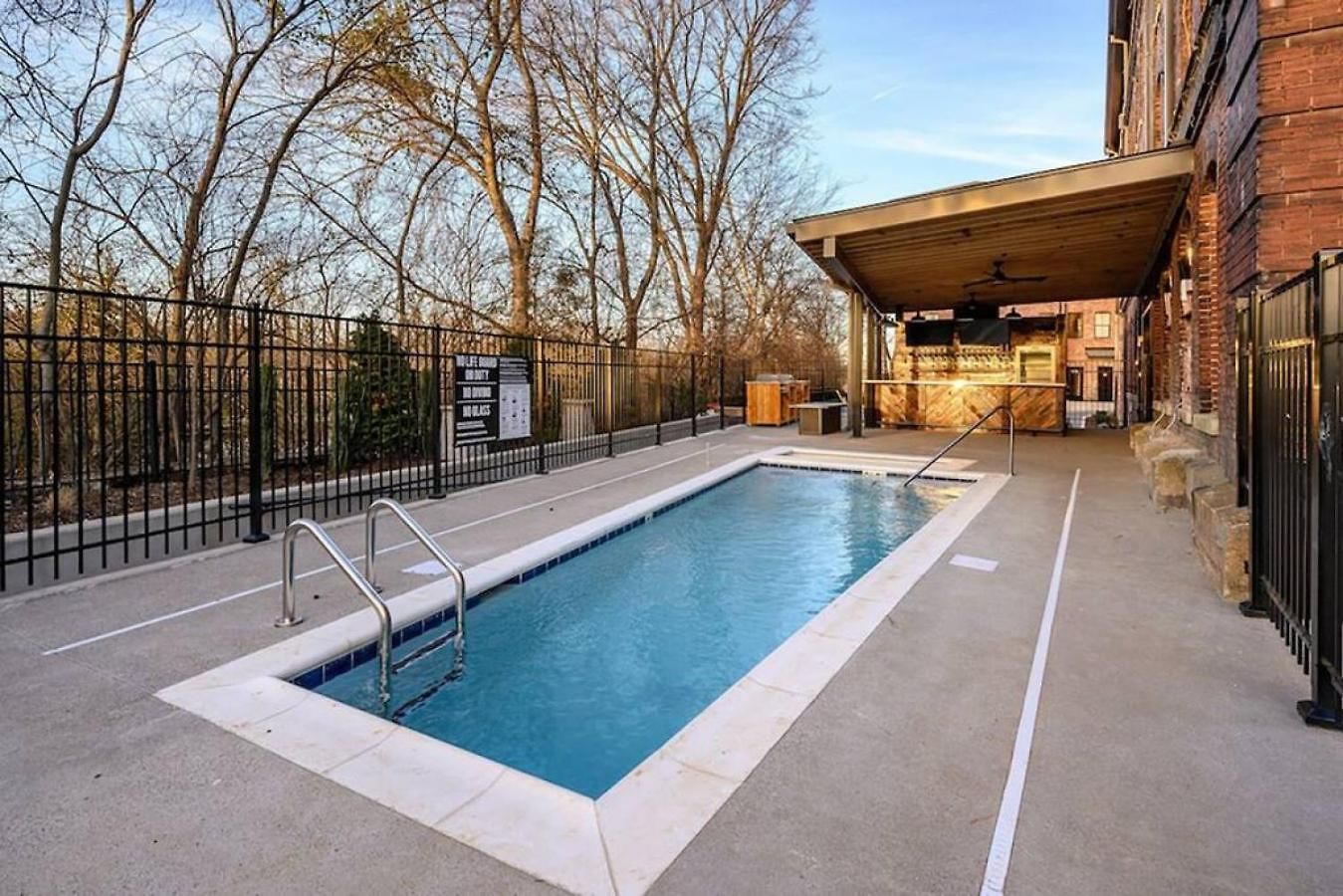 Regal Retreat In Pool Gym Free Parking Holiday home *