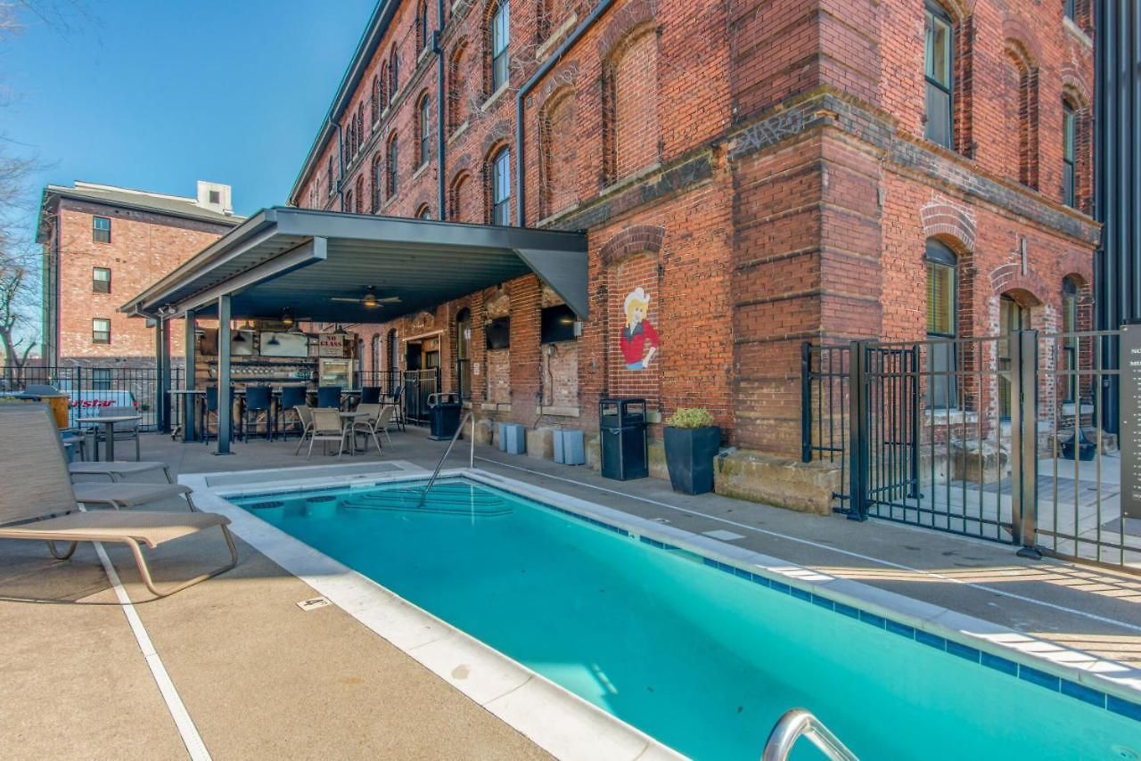 One-of-a-kind! Roll Up Garage Door-pool, Speakeasy Holiday home Nashville