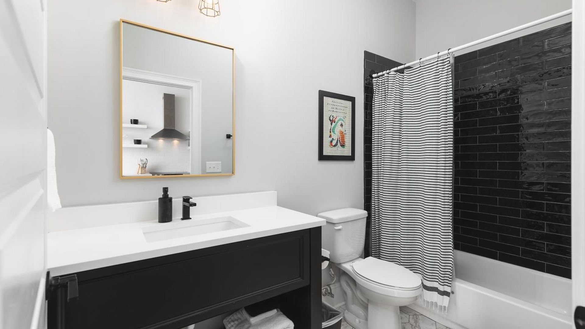 Apartment Near Downtown Broadway & Stadium With Free Parking *