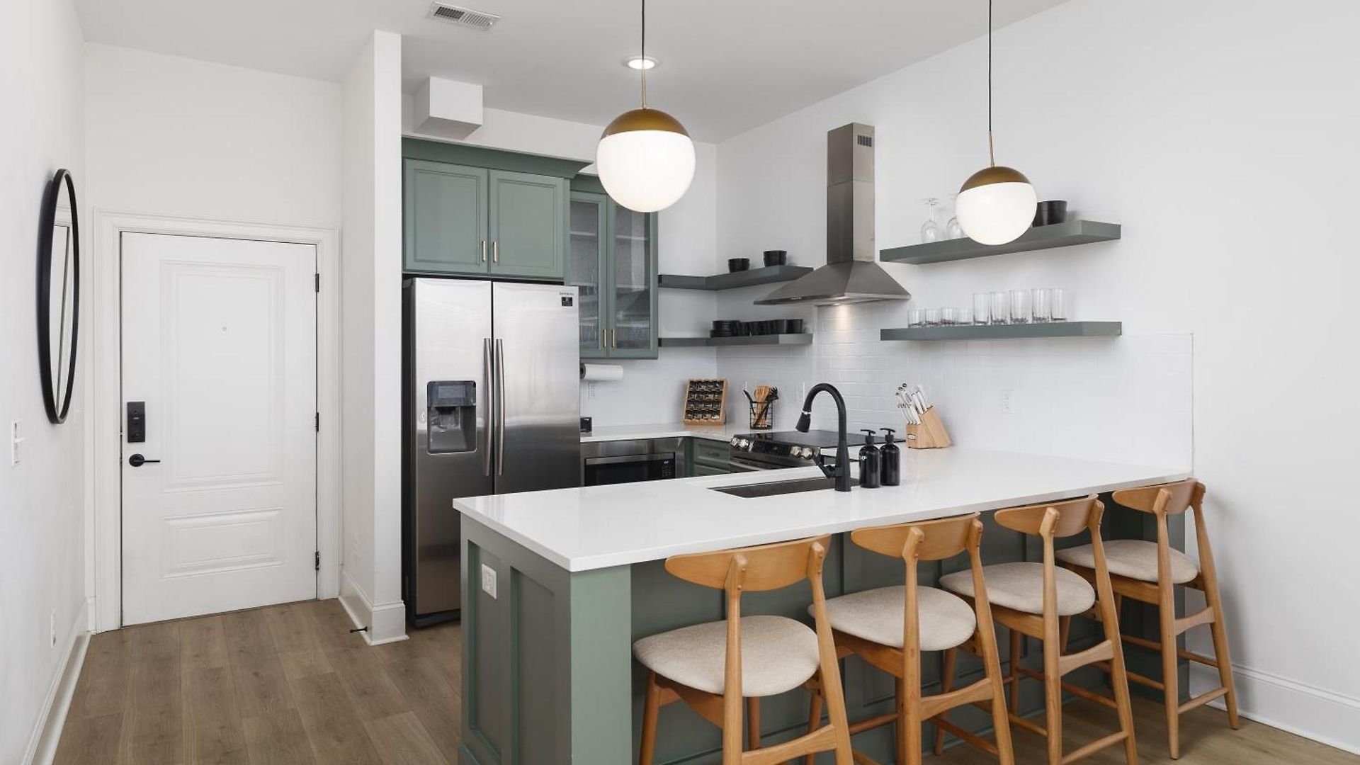 Chic And Cozy Designer 3 Miles To Downtown