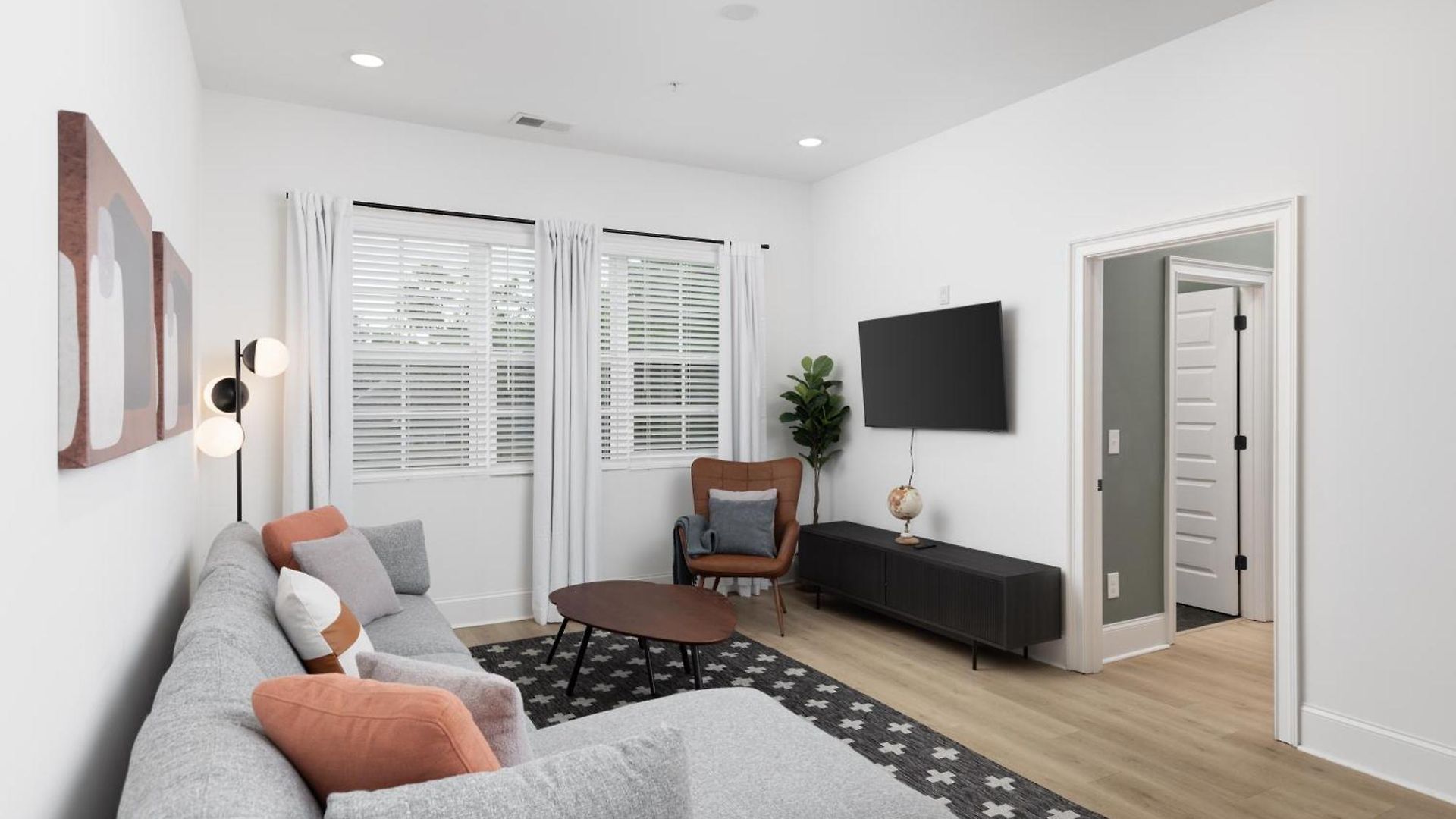 Chic And Cozy Designer 3 Miles To Downtown Apartment *