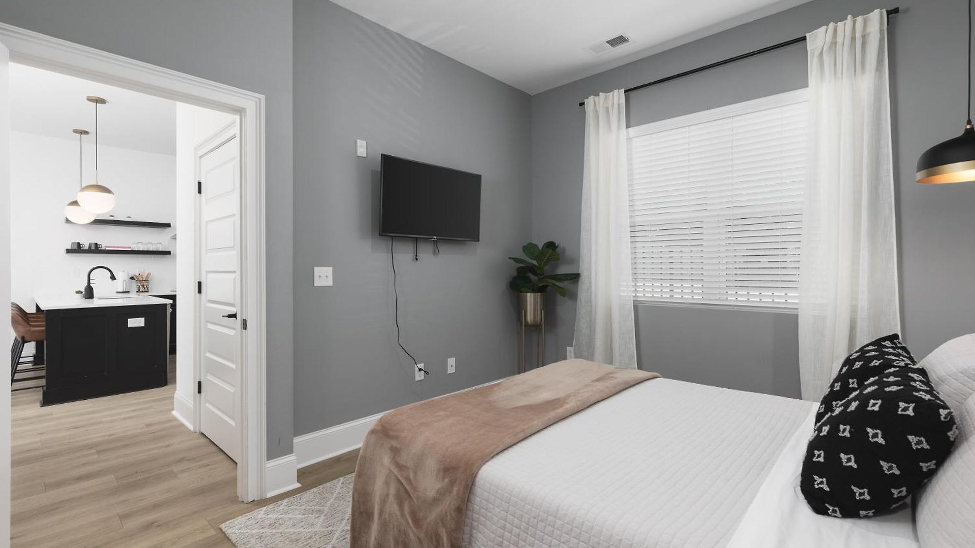 Apartment Near Downtown Broadway & Stadium With Free Parking *