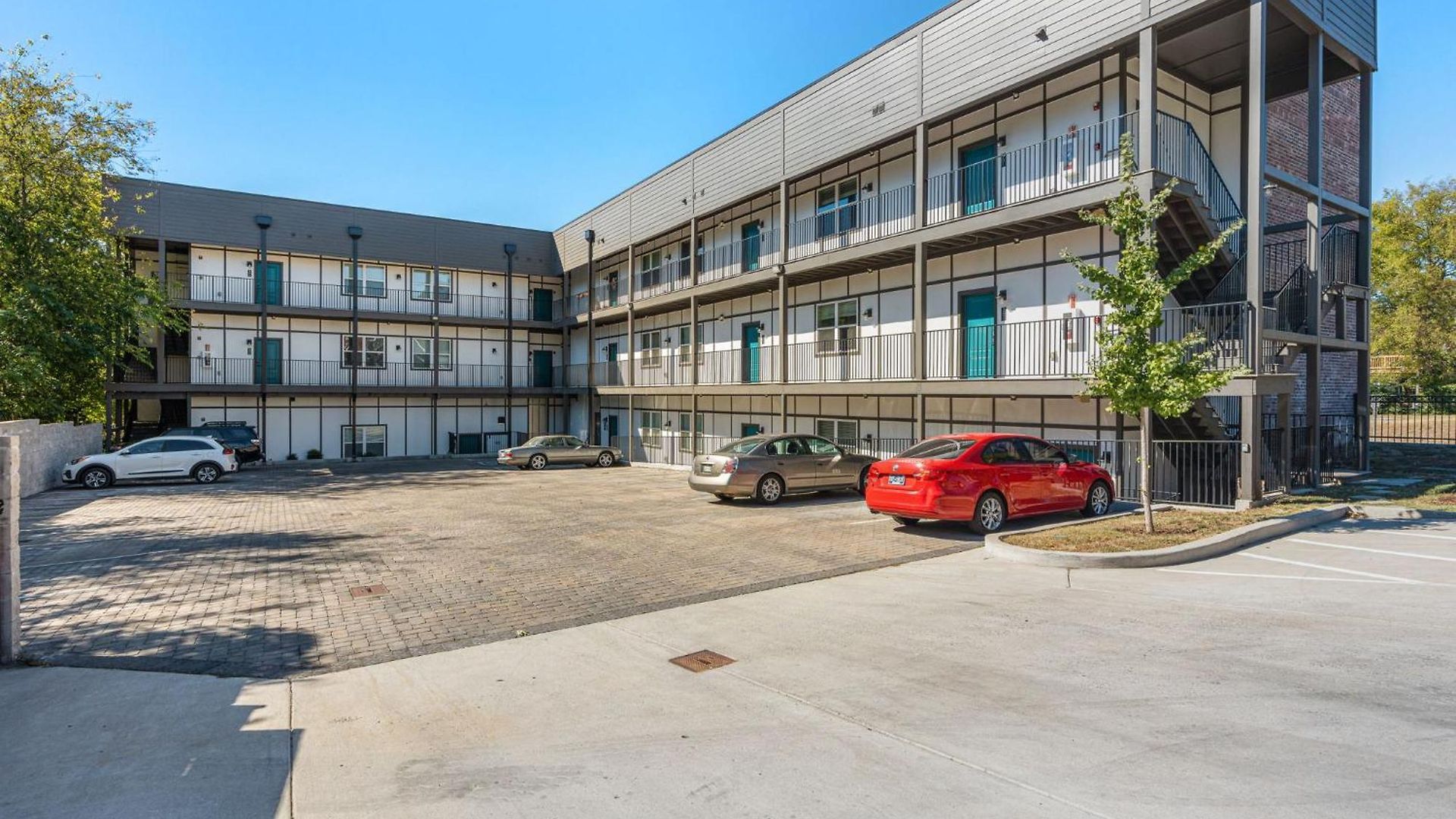 Apartment Near Downtown Broadway & Stadium With Free Parking *