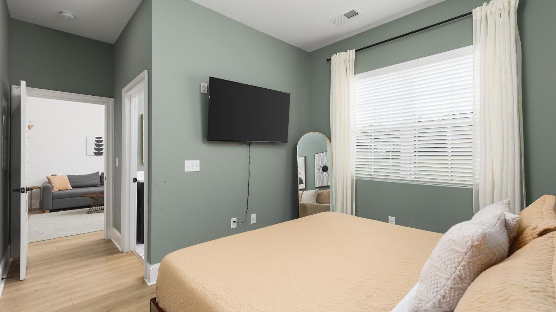Luxury Design Condo, Close To Downtown Broadway & Coffee