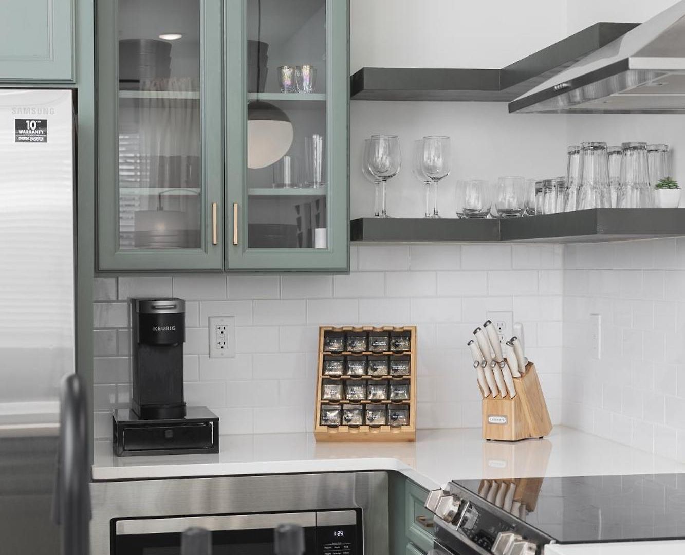 Luxury Design Condo, Close To Downtown Broadway & Coffee