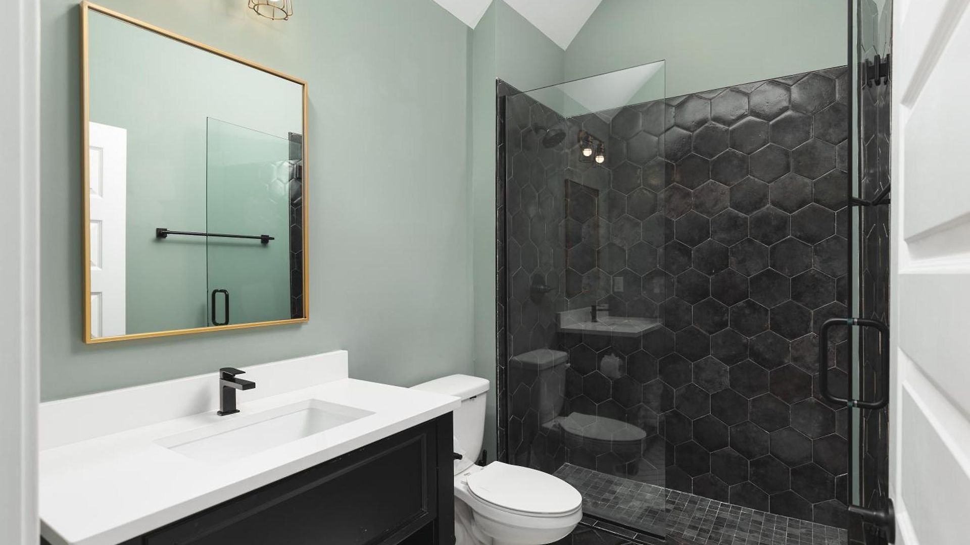 Luxury Design Condo, Close To Downtown Broadway & Coffee *
