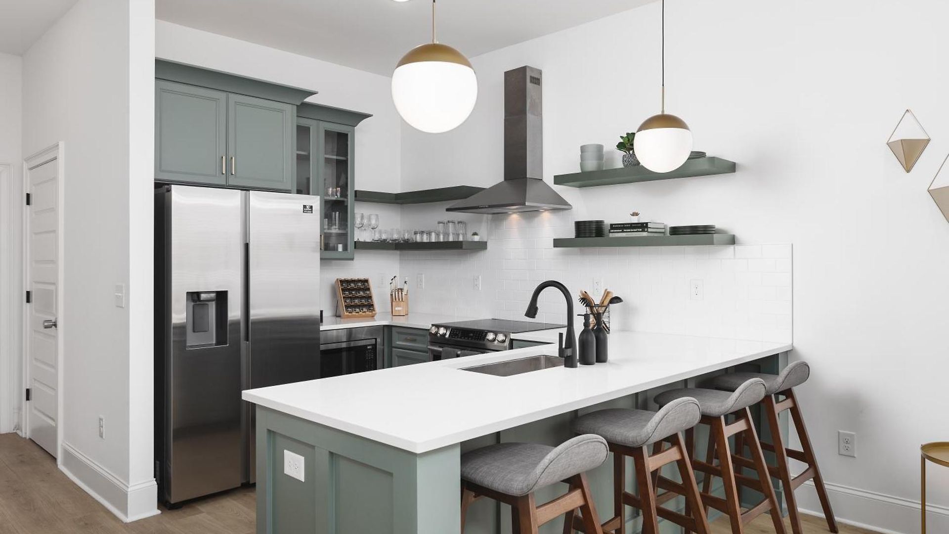 Luxury Design Condo, Close To Downtown Broadway & Coffee