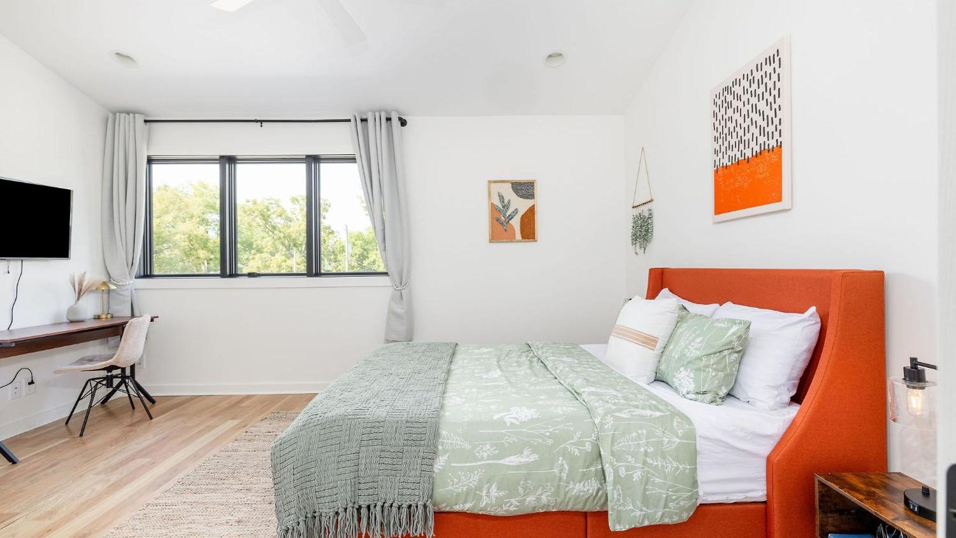 Extra Spacious 4 Bed / 4.5 Bath Music Row