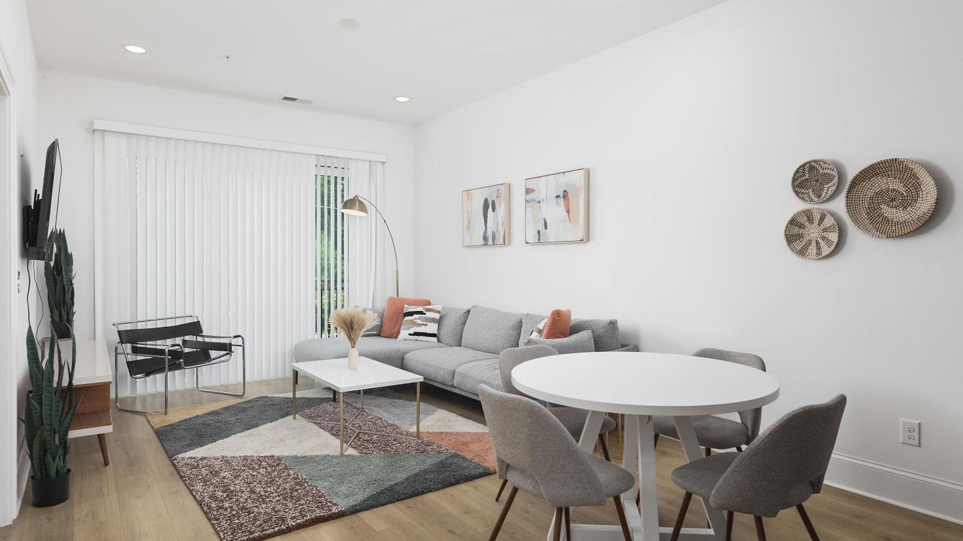 Modern Spacious With Parking By Downtown Broadway Apartment Nashville