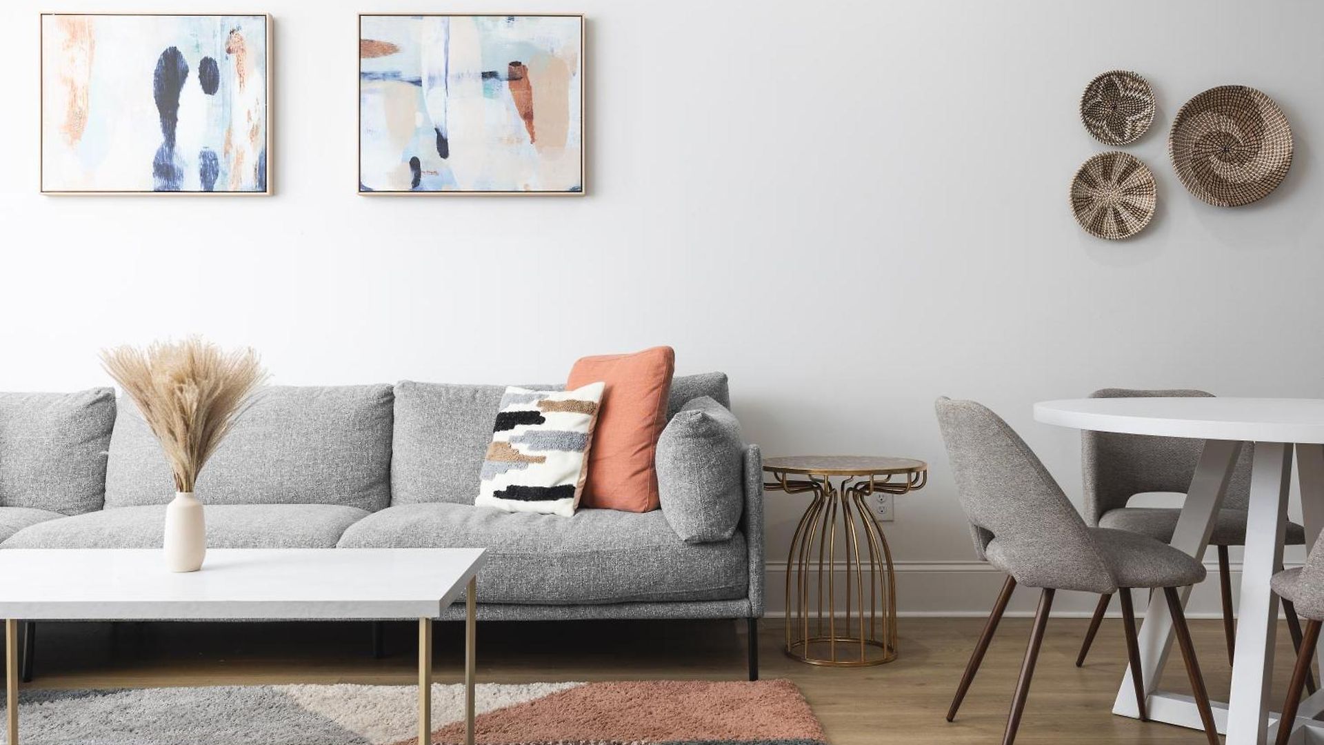 Modern Spacious With Parking By Downtown Broadway Apartment