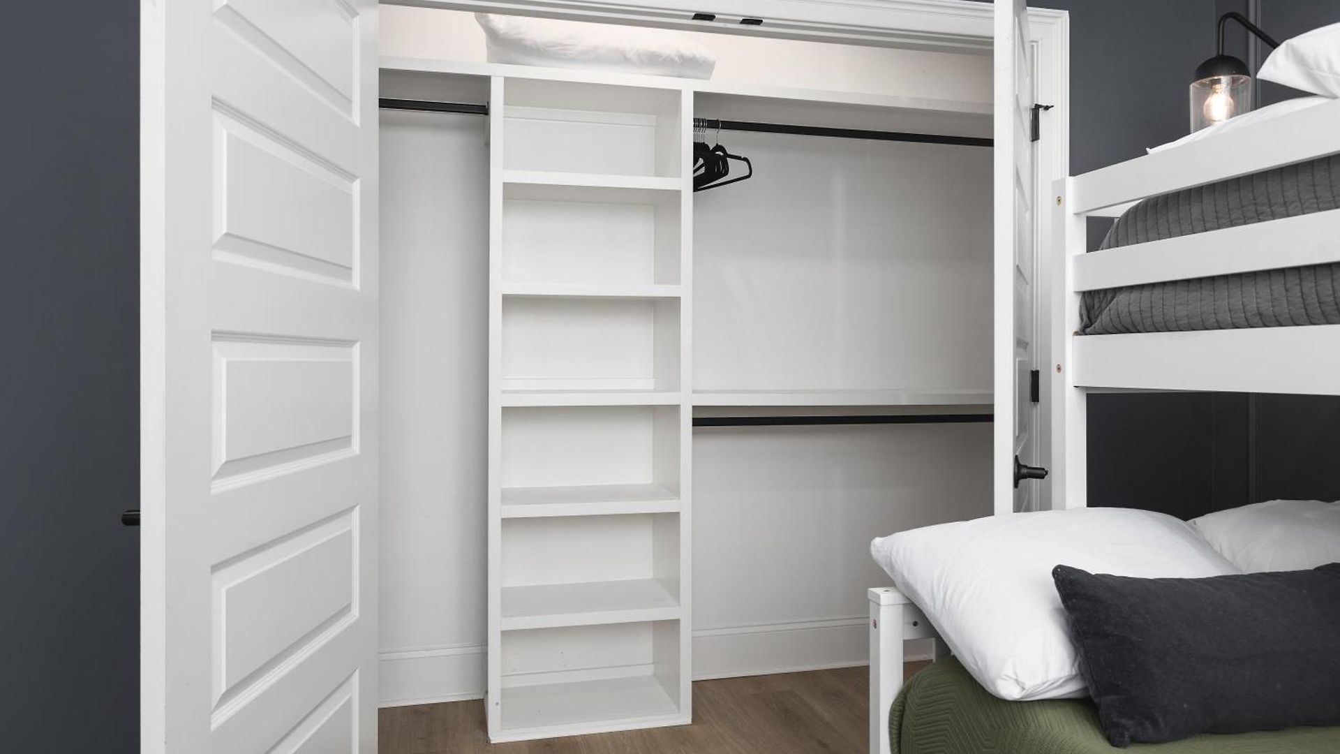Modern Spacious With Parking By Downtown Broadway