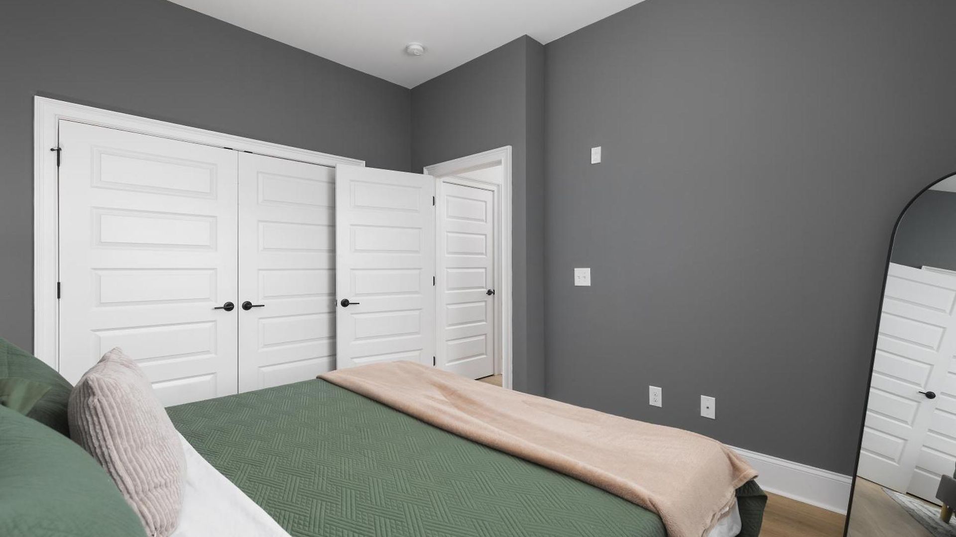 Modern Spacious With Parking By Downtown Broadway Apartment Nashville