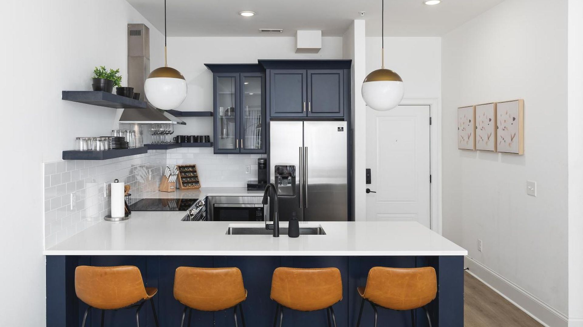 Apartment Modern Spacious With Parking By Downtown Broadway *