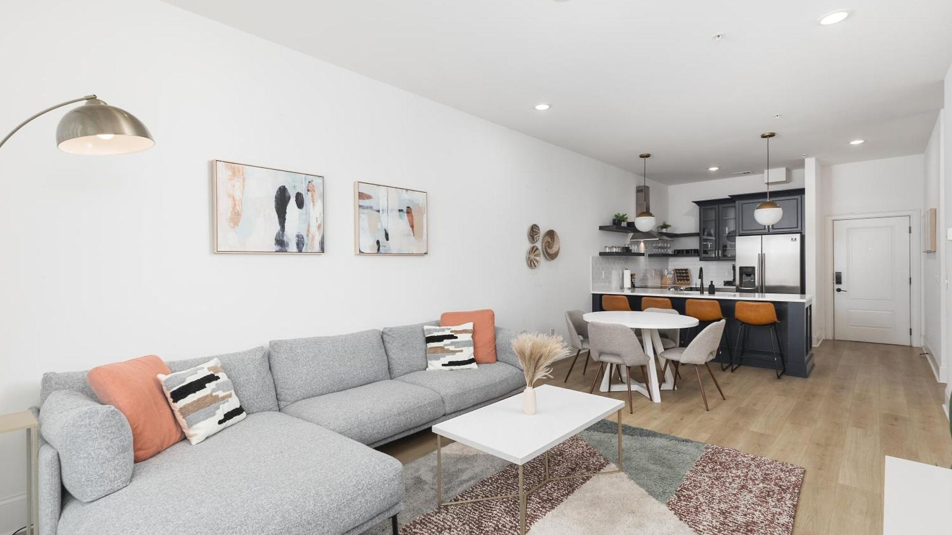 Modern Spacious With Parking By Downtown Broadway *