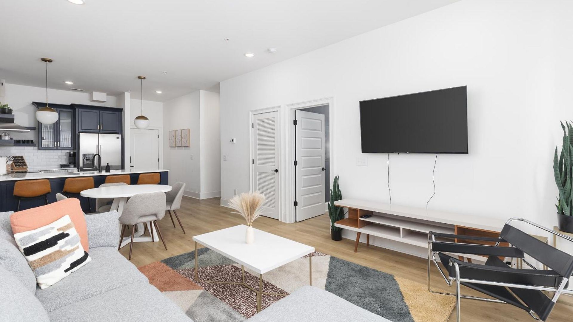 Modern Spacious With Parking By Downtown Broadway Nashville