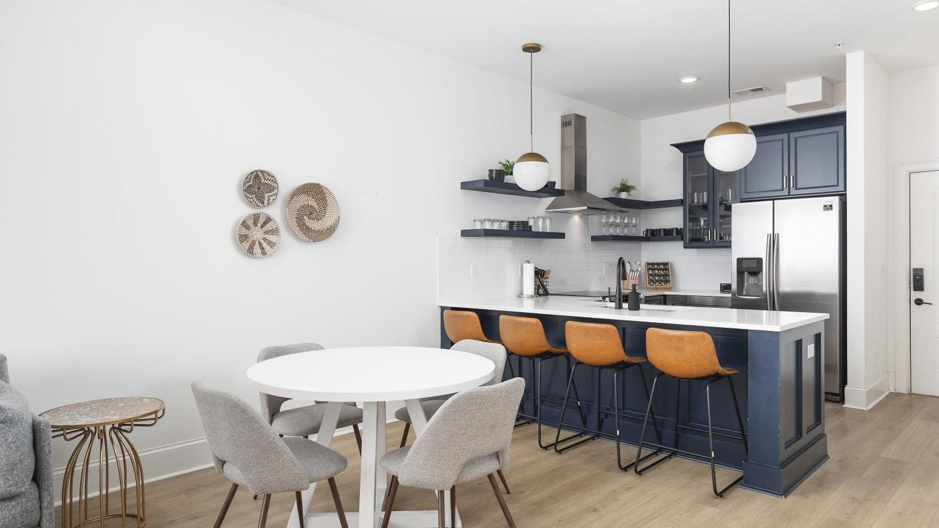 Modern Spacious With Parking By Downtown Broadway Apartment