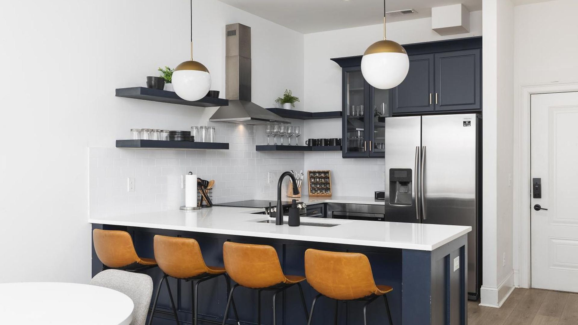 Apartment Modern Spacious With Parking By Downtown Broadway