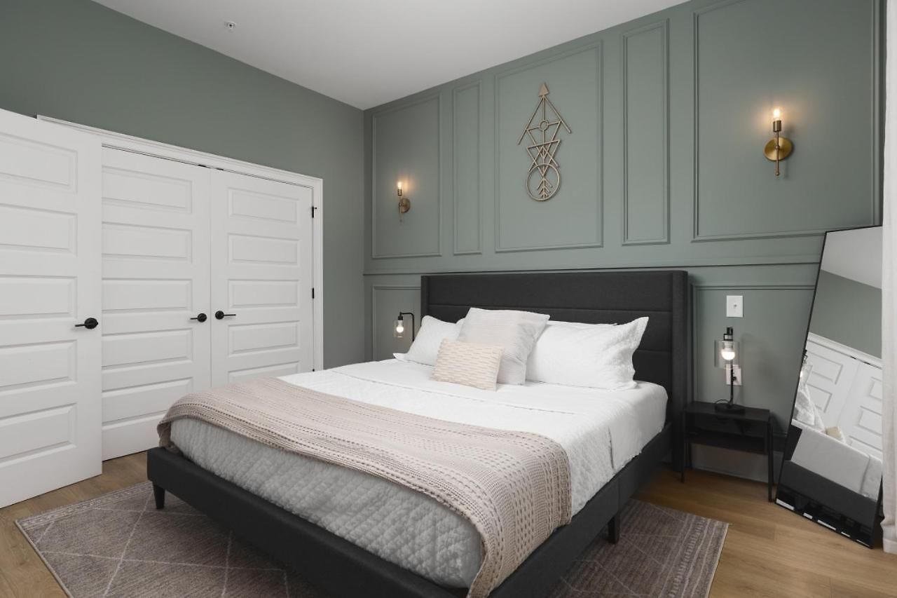 Apartment Trendy Spacious Condo, Walk To Coffee And Restaurants *