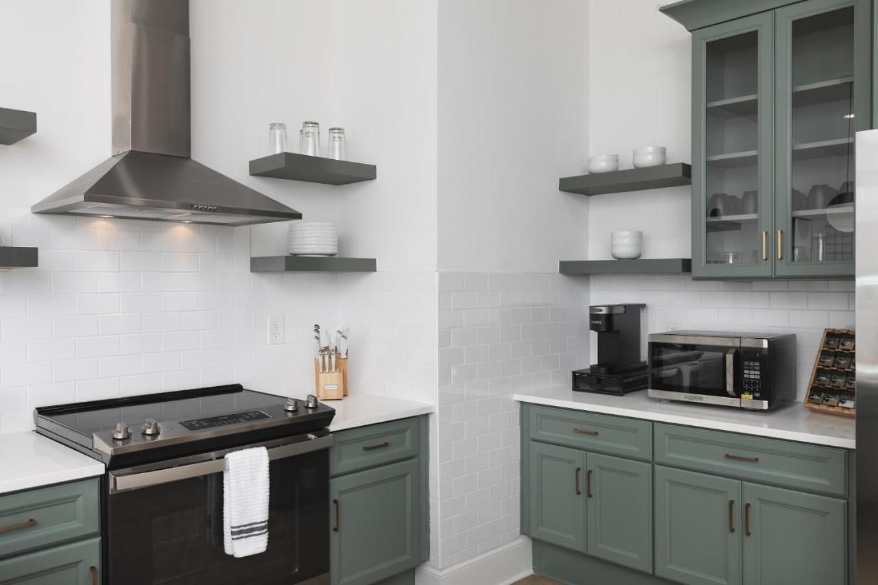 Trendy Spacious Condo, Walk To Coffee And Restaurants Apartment *