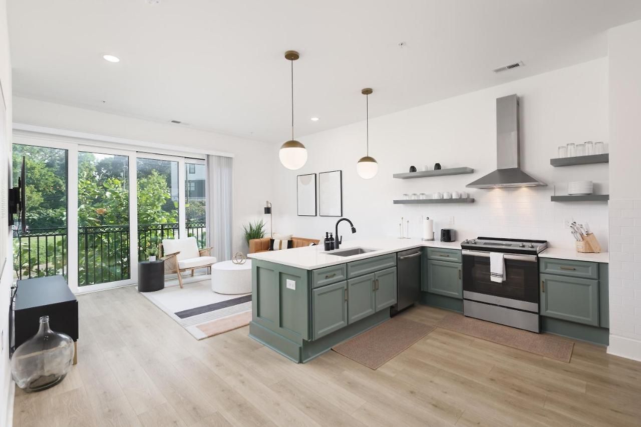 Trendy Spacious Condo, Walk To Coffee And Restaurants