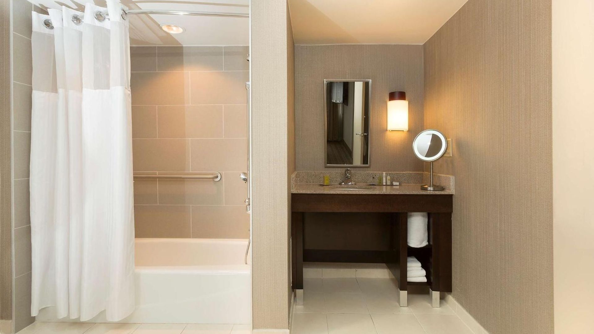 Doubletree By Hilton Airport Hotel