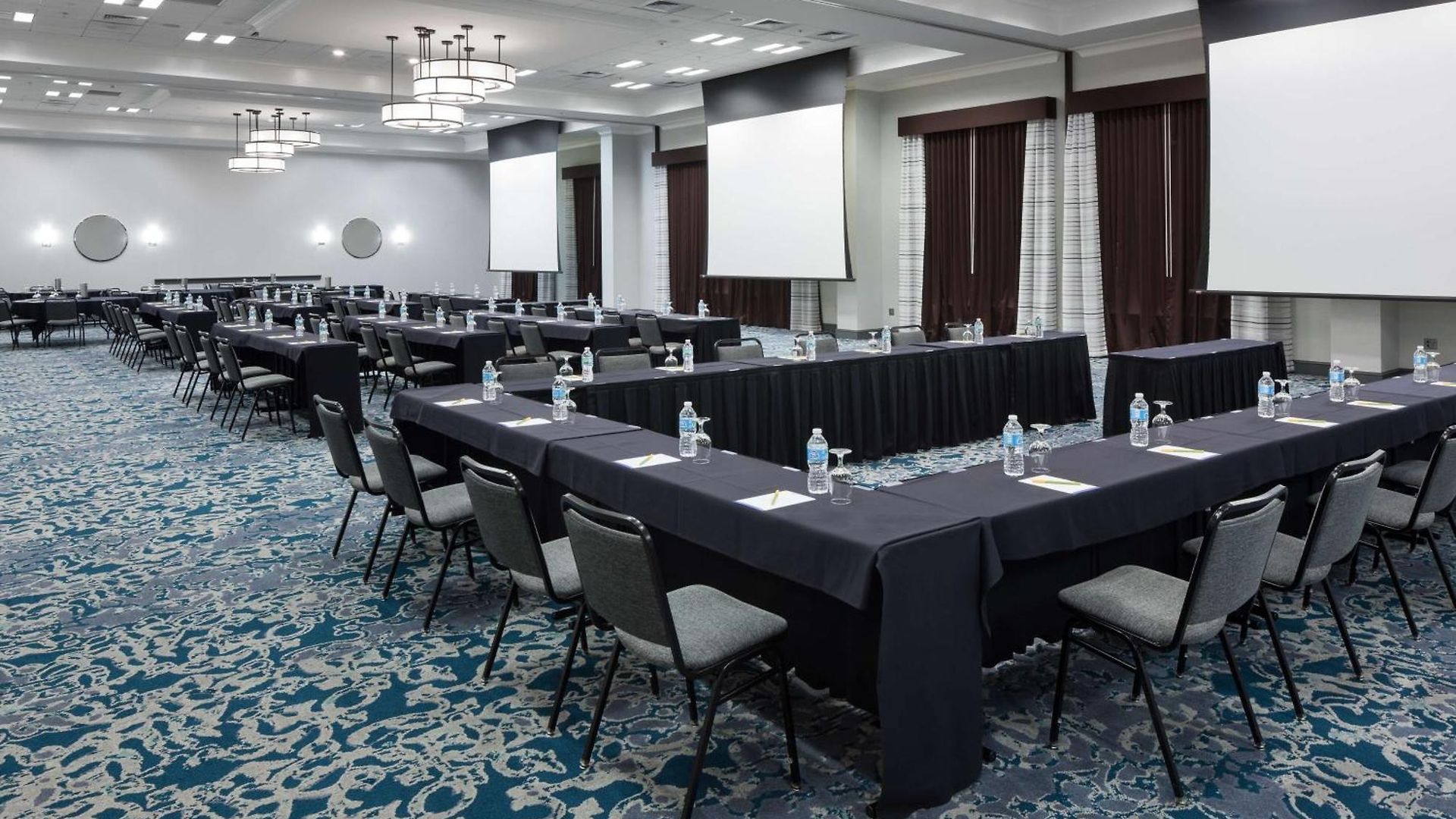 Hilton Garden Vanderbilt 3*
