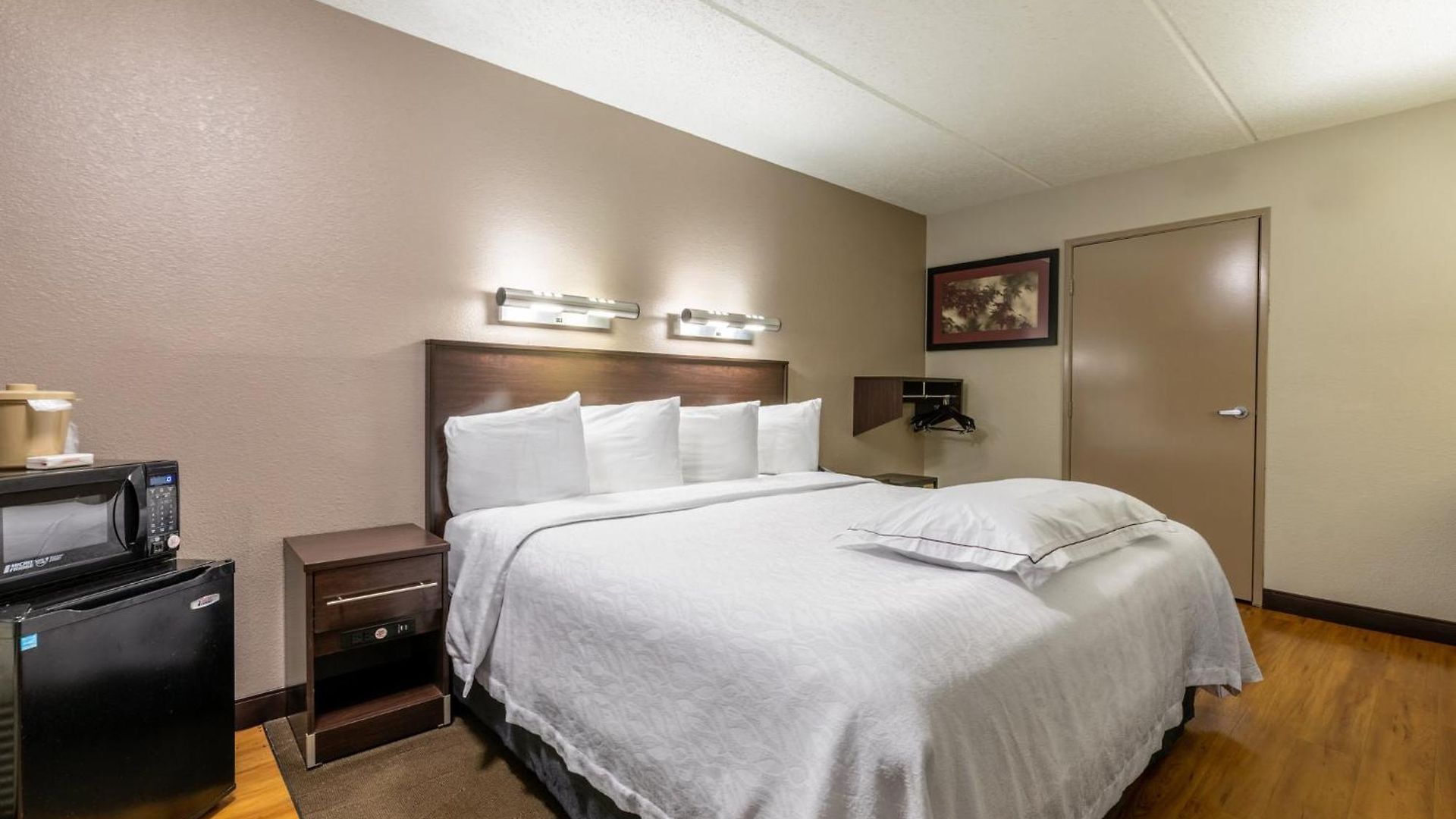 Hotel Red Roof Plus+ Airport 3*